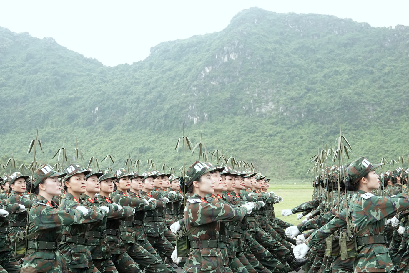 Hình ảnh Khối nữ chiến sĩ Thông tin luyện rèn tại TB4.