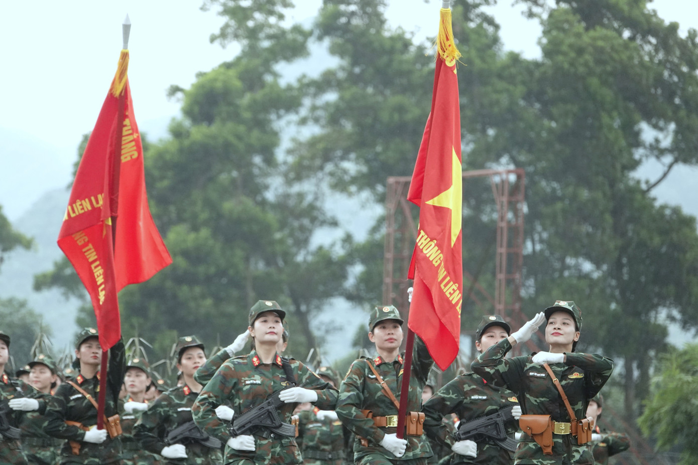 Khối nữ chiến sĩ Thông tin với Quân kỳ Quyết thắng đang hợp luyện diễu binh tại TB4. Ảnh: Nguyễn Minh