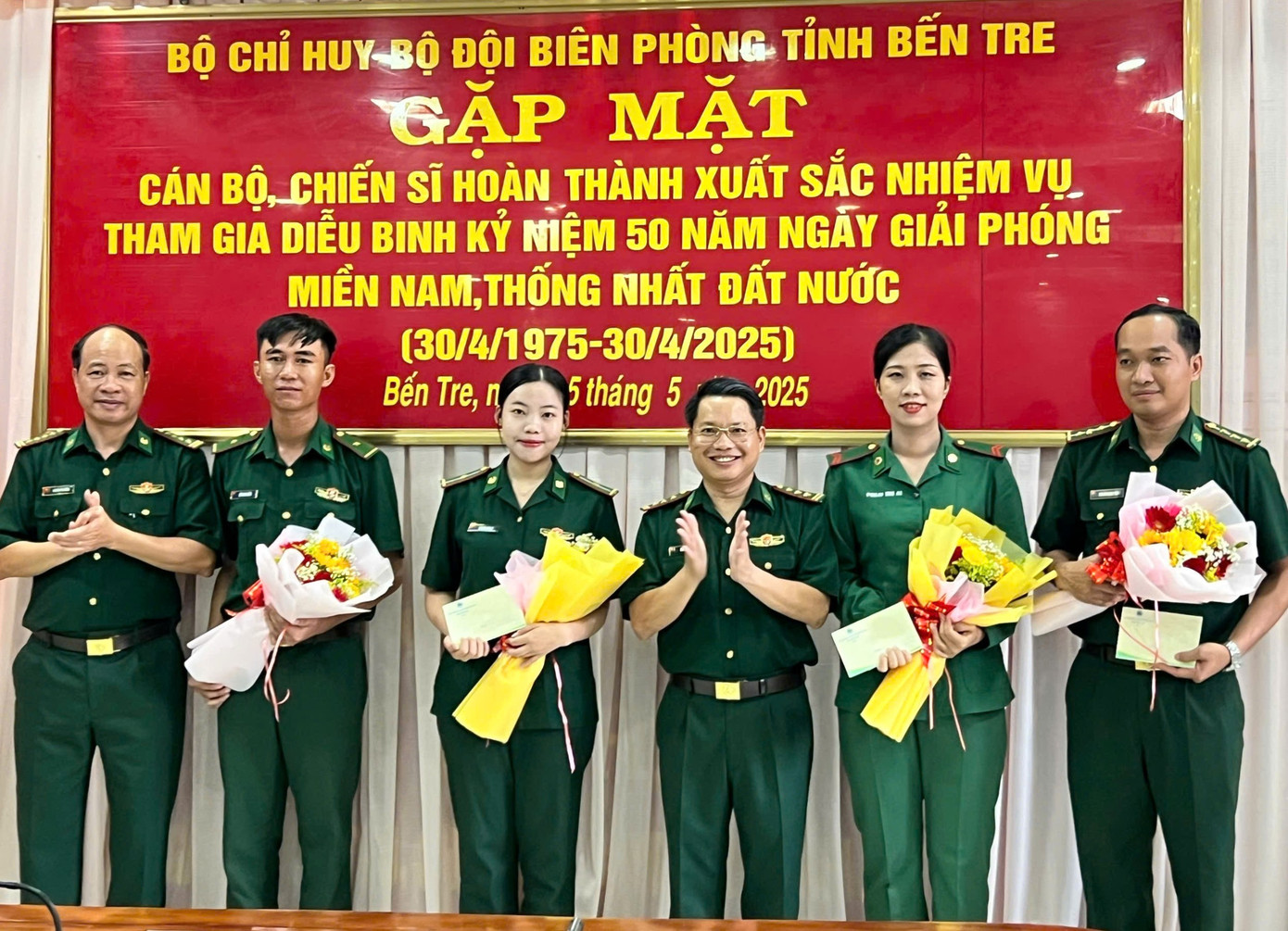 Lãnh đạo Bộ Chỉ huy BĐBP tỉnh Bến Tre trao quà động viên các quân nhân tham gia diễu binh, diễu hành.