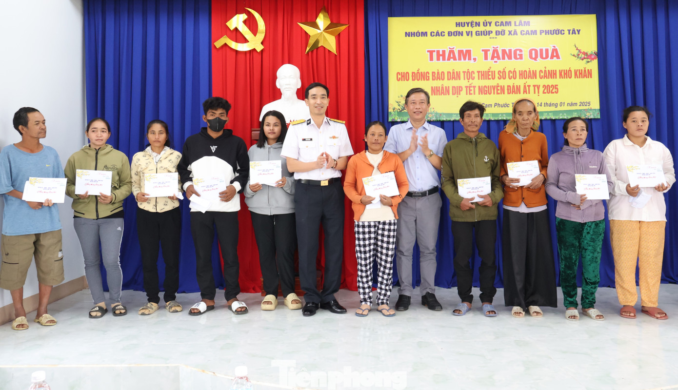 Lữ đoàn 189 trao quà Tết tặng đồng bào dân tộc thiểu số và học sinh là con ngư dân do Lữ đoàn nhận đỡ đầu. Lữ đoàn 189 trao quà Tết tặng đồng bào dân tộc thiểu số và học sinh là con ngư dân do Lữ đoàn nhận đỡ đầu.