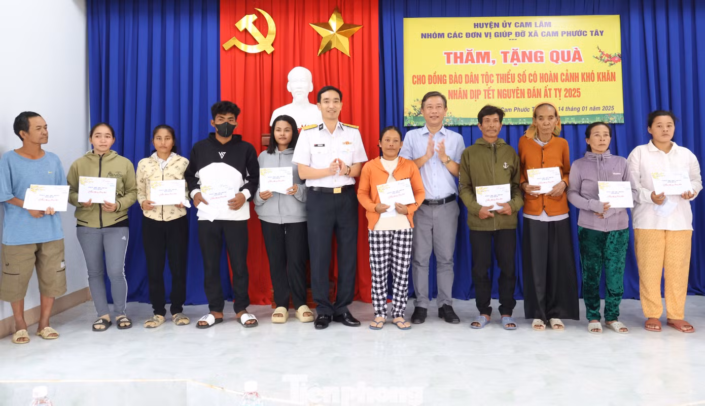 Lữ đoàn 189 trao quà Tết tặng đồng bào dân tộc thiểu số và học sinh là con ngư dân do Lữ đoàn nhận đỡ đầu.