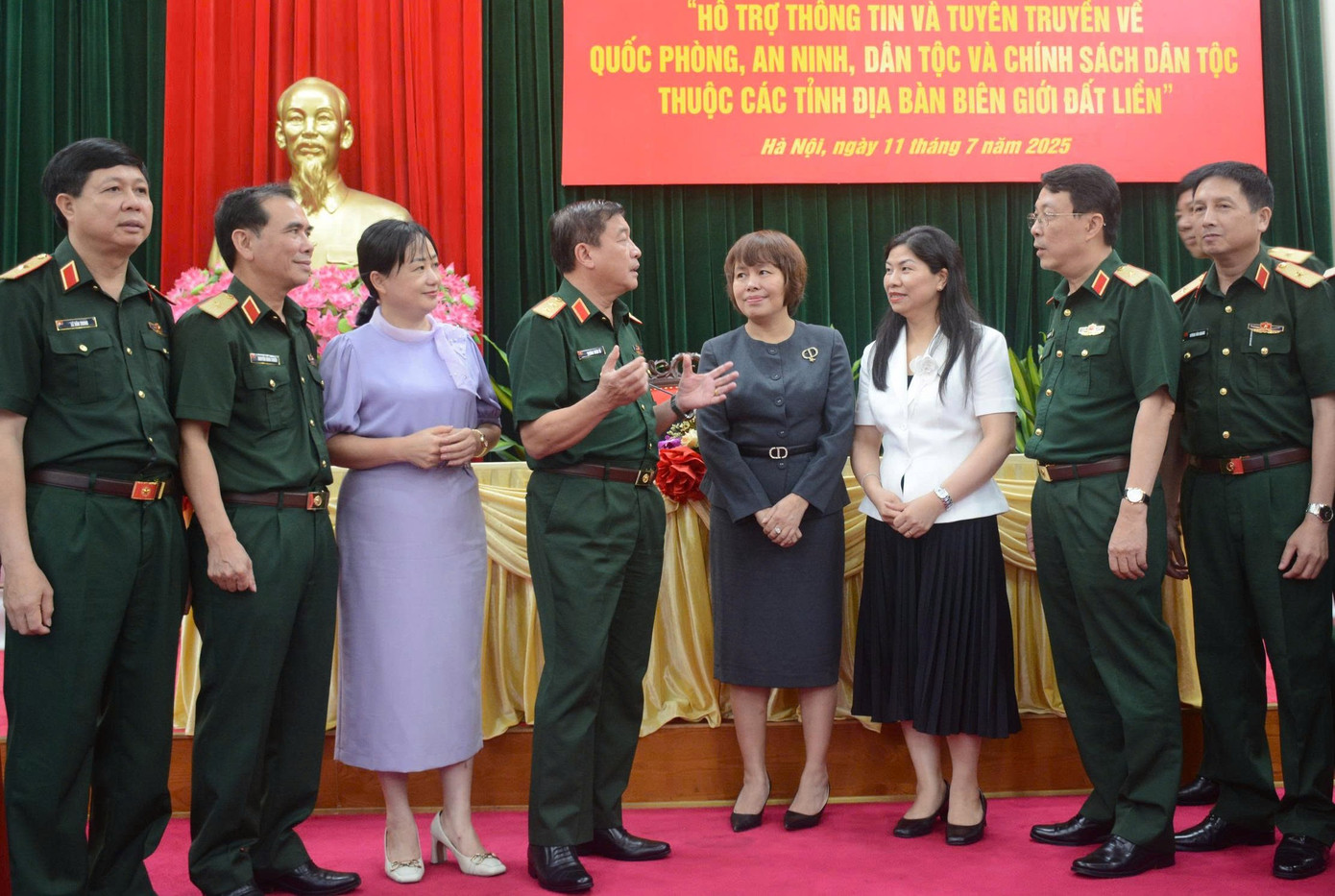 Trung tướng Trương Thiên Tô trao đổi với các đại biểu bên lề hội nghị. Trung tướng Trương Thiên Tô trao đổi với các đại biểu bên lề hội nghị.