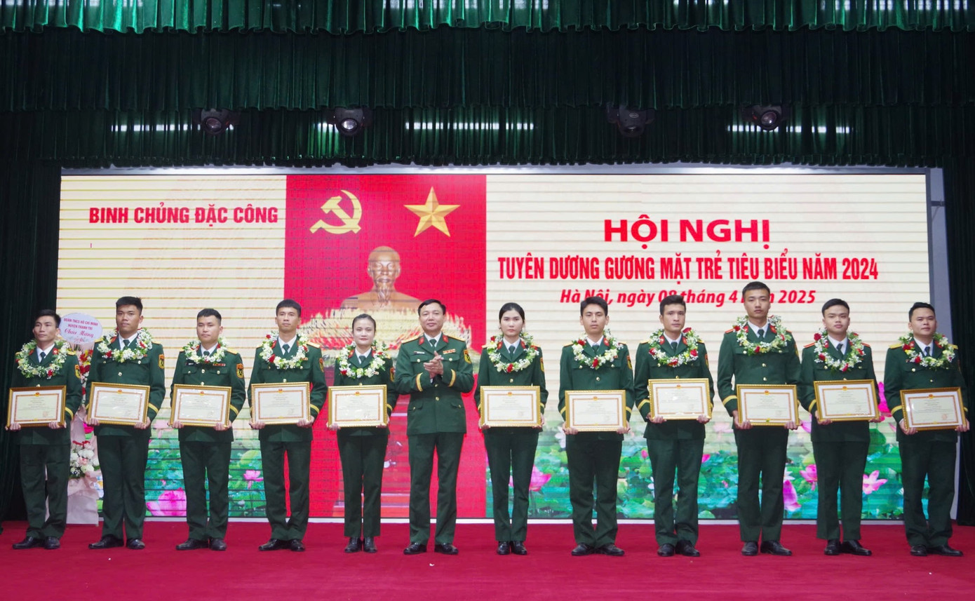 Đại tá Hoàng Ngọc Thanh - Phó Chính ủy Binh chủng Đặc công, trao thưởng cho các Gương mặt trẻ tiêu biểu năm 2024 của Binh chủng. Đại tá Hoàng Ngọc Thanh - Phó Chính ủy Binh chủng Đặc công, trao thưởng cho các Gương mặt trẻ tiêu biểu năm 2024 của Binh chủng.