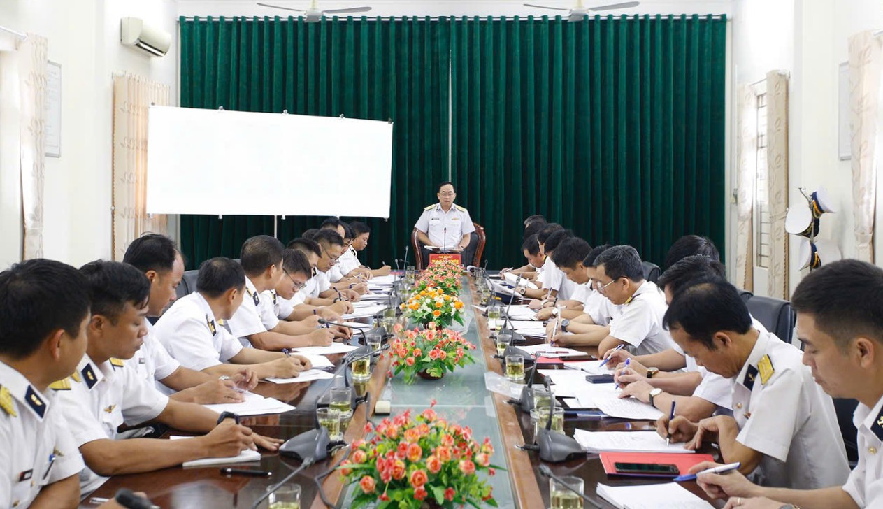 Đoàn công tác Quân chủng Hải quân làm việc tại Lữ đoàn 954.