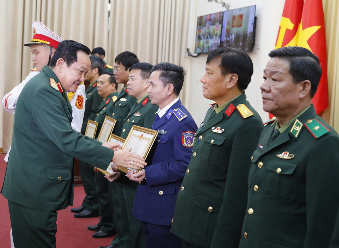 Thượng tướng Võ Minh Lương trao Bằng khen của Bộ trưởng Bộ Quốc phòng tặng các tập thể đạt thành tích xuất sắc trong triển khai thực hiện Đề án 1371 giai đoạn 2021-2024. Thượng tướng Võ Minh Lương trao Bằng khen của Bộ trưởng Bộ Quốc phòng tặng các tập thể đạt thành tích xuất sắc trong triển khai thực hiện Đề án 1371 giai đoạn 2021-2024.