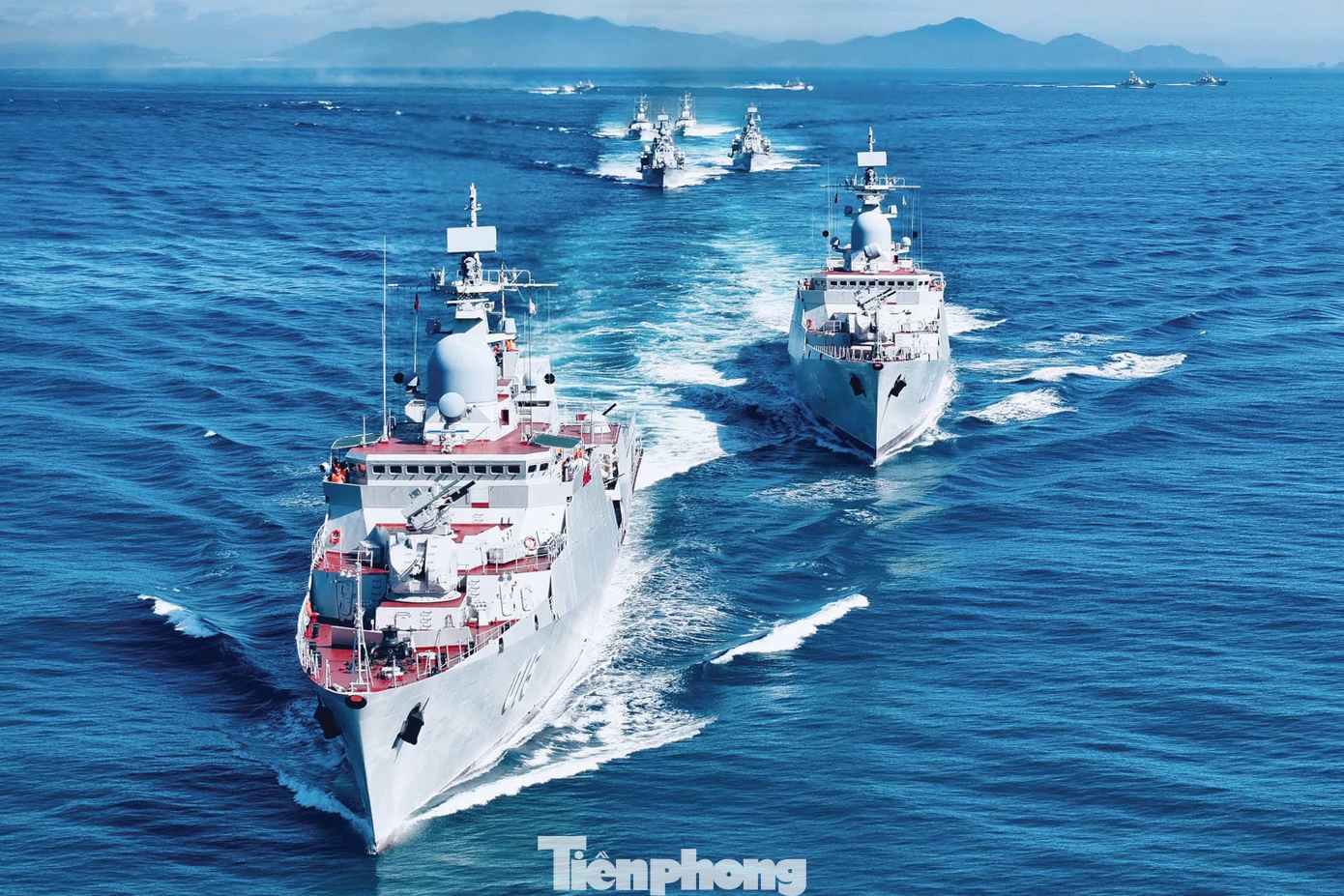 Đội hình tàu chiến đấu của Vùng 4 Hải quân huấn luyện và diễn tập trên biển.