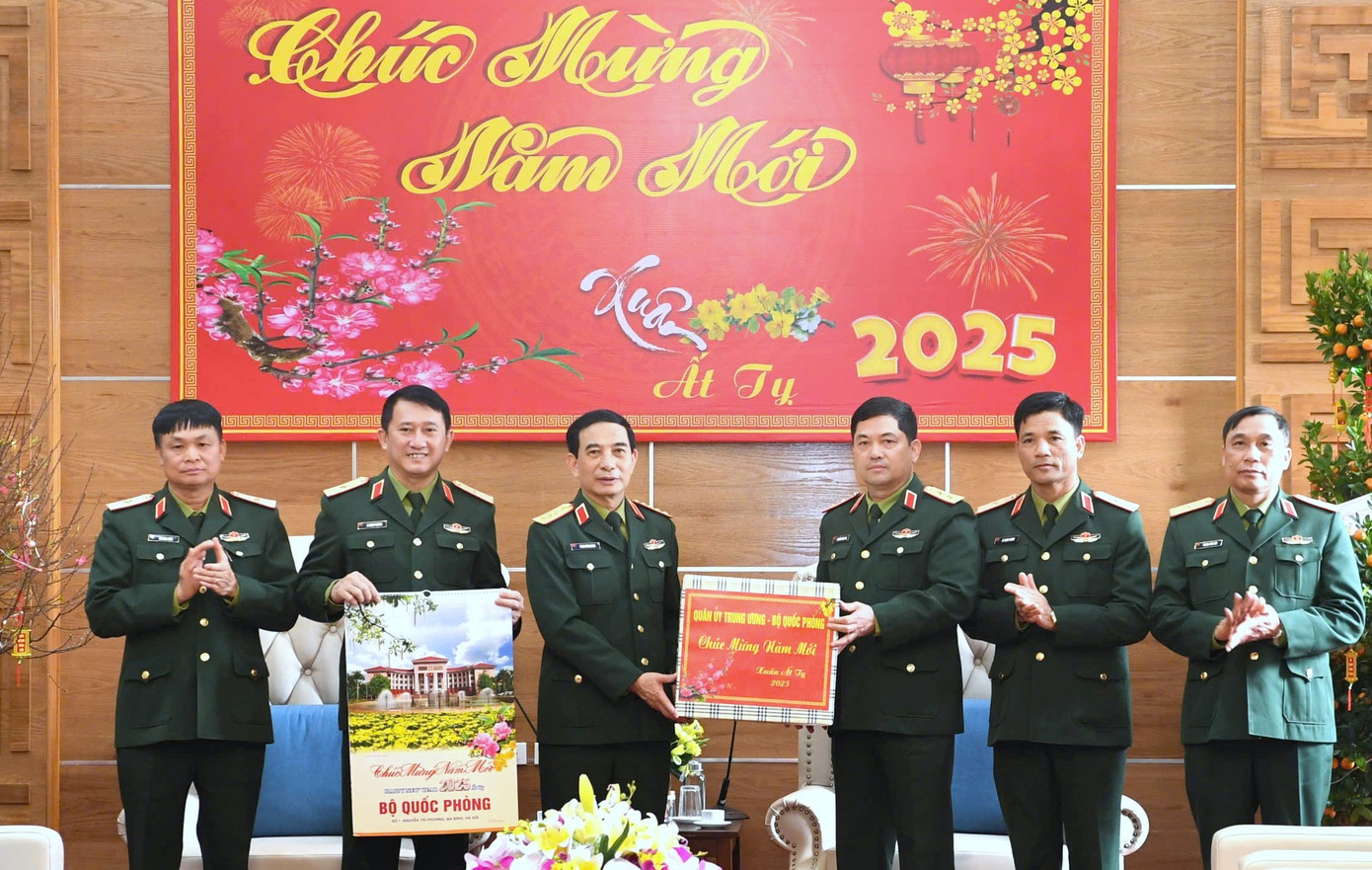 Đại tướng Phan Văn Giang trao quà Tết tặng Bộ tư lệnh Quân khu 1. Đại tướng Phan Văn Giang trao quà Tết tặng Bộ tư lệnh Quân khu 1.