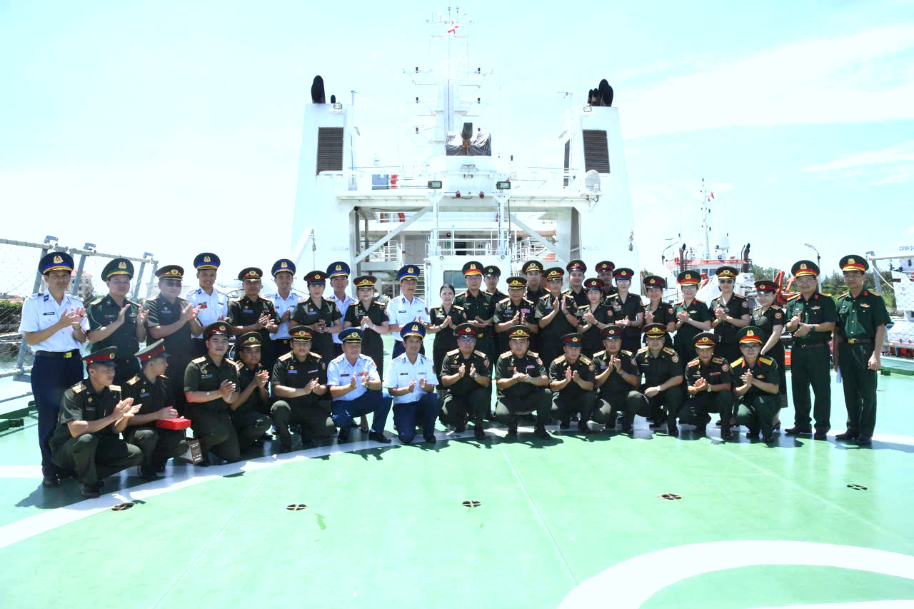 Đoàn sĩ quan trẻ QĐND Lào tham quan, giao lưu tại Vùng Cảnh sát biển 2.