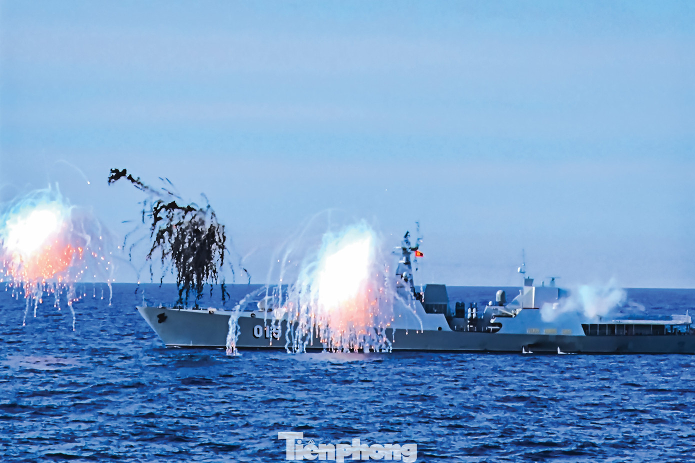 Tàu hộ vệ tên lửa 015 - Trần Hưng Đạo (Lữ đoàn 162, Vùng 4 Hải quân) bắn đạn nhiễu trong huấn luyện bắn đạn thật.