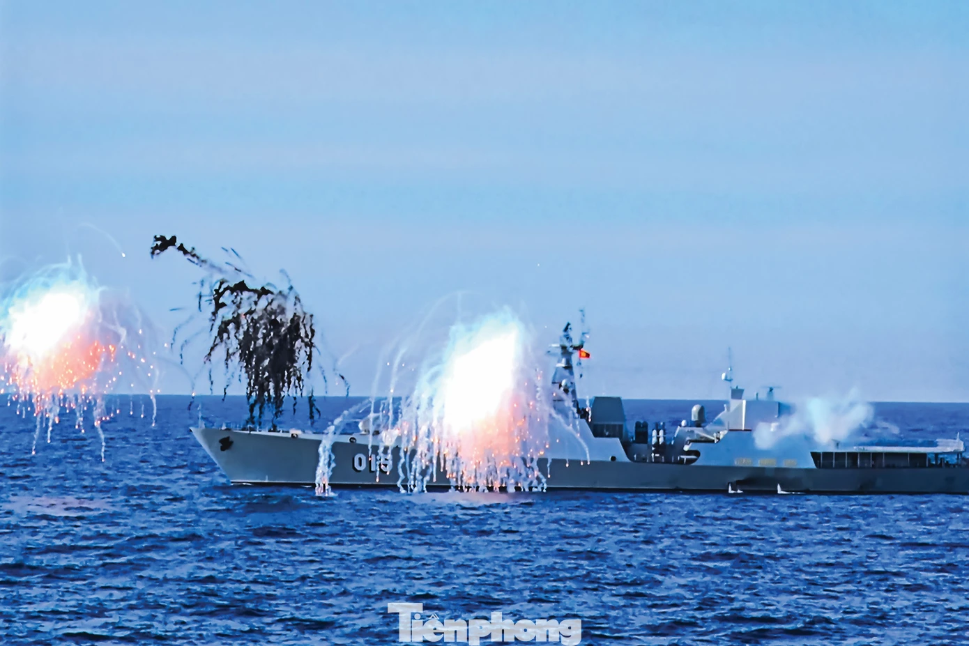 Tàu hộ vệ tên lửa 015 - Trần Hưng Đạo (Lữ đoàn 162, Vùng 4 Hải quân) bắn đạn nhiễu trong huấn luyện bắn đạn thật.