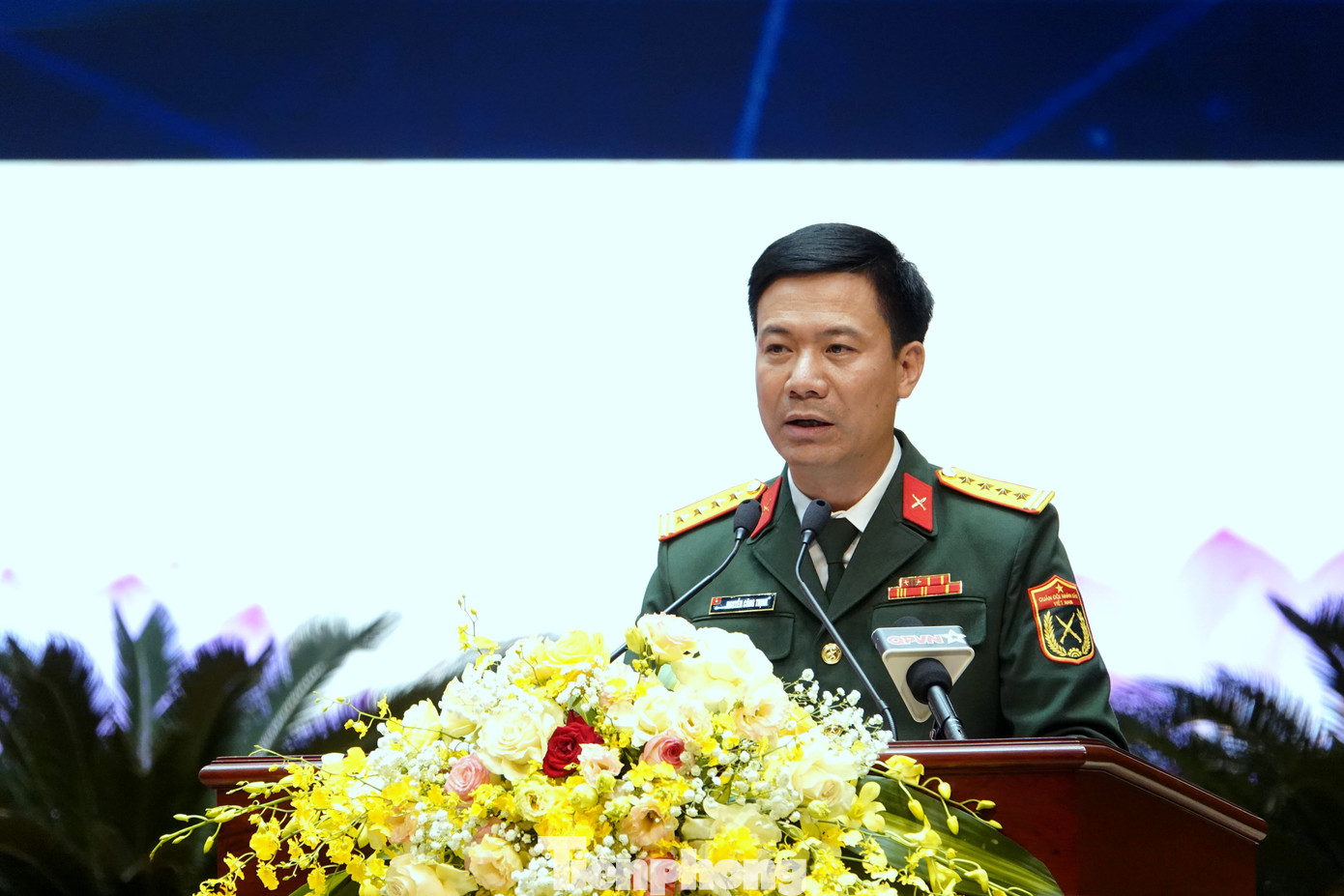 Lãnh đạo Tổng cục Chính trị Quân đội nhân dân Việt Nam và đại diện các tập thể, cá nhân tiêu biểu phát biểu tại chương trình.