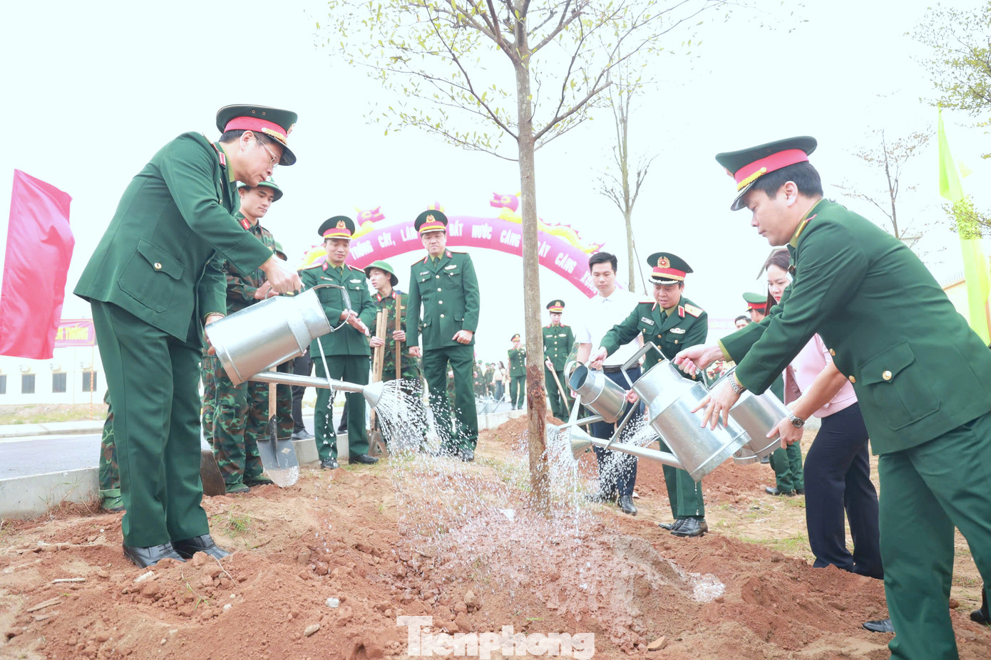 Các đại biểu dự lễ phát động trồng cây tại Khu nghiên cứu khoa học quân sự, huấn luyện, đào tạo của Học viện Kỹ thuật Quân sự ở xã Kim Chung, huyện Đông Anh (Hà Nội). Các đại biểu dự lễ phát động trồng cây tại Khu nghiên cứu khoa học quân sự, huấn luyện, đào tạo của Học viện Kỹ thuật Quân sự ở xã Kim Chung, huyện Đông Anh (Hà Nội).