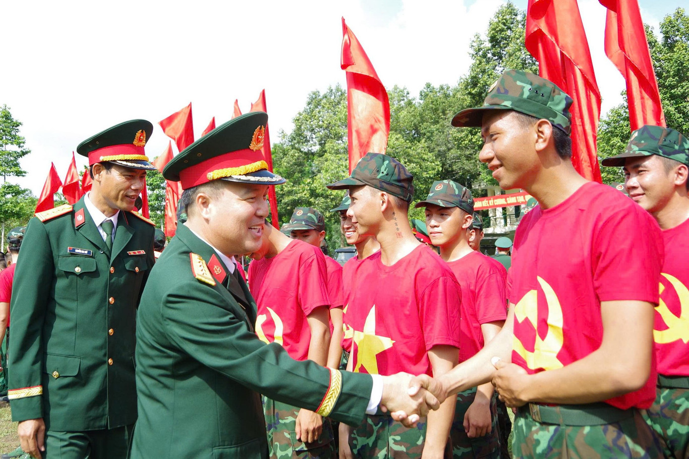 Lãnh đạo Binh chủng Hóa học động viên chiến sĩ Lữ đoàn 87.