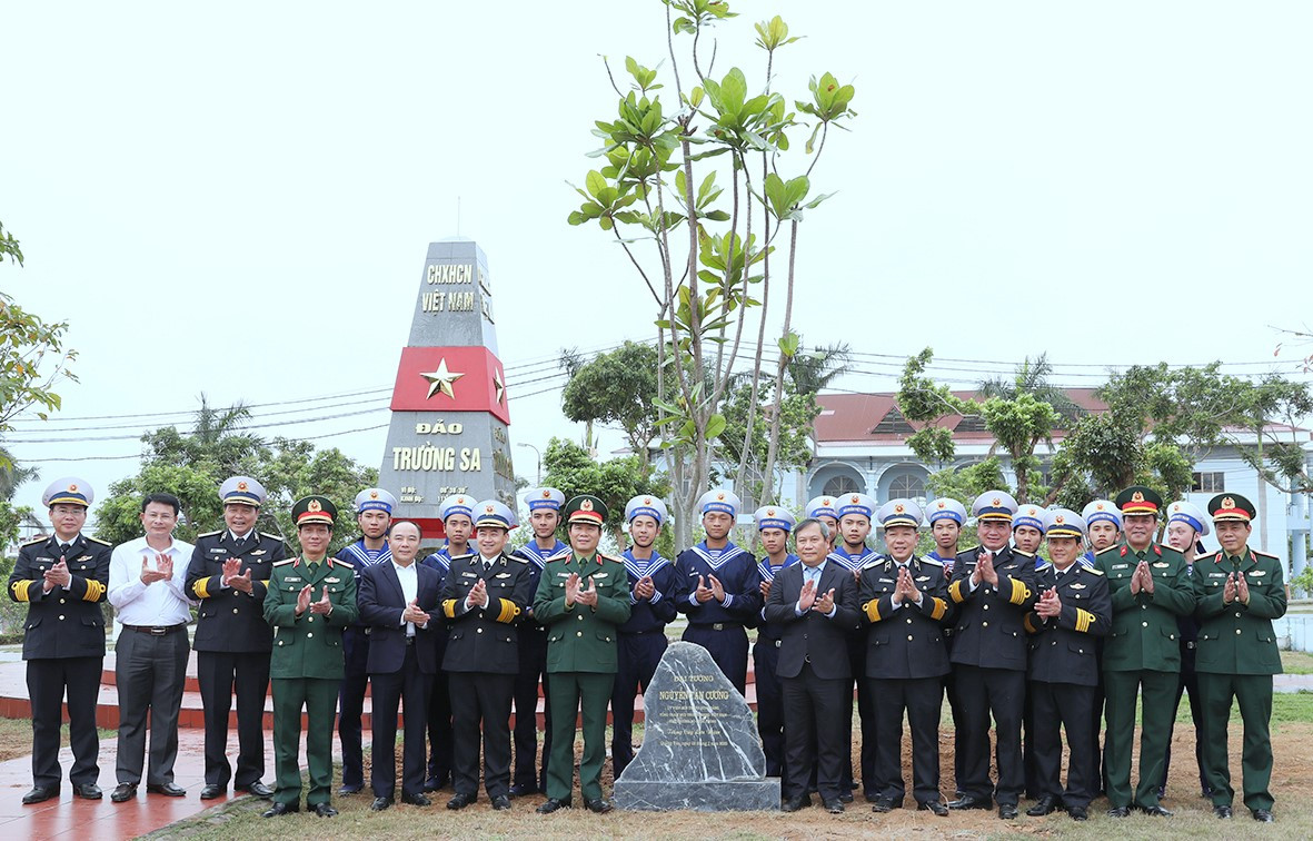 Đại tướng Nguyễn Tân Cương cùng các đại biểu trồng cây lưu niệm tại Lữ đoàn 147.