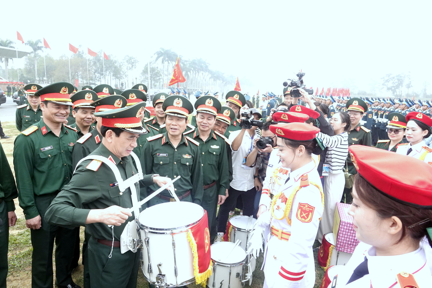 Đại tướng Phan Văn Giang và Đại tướng Nguyễn Tân Cương kiểm tra, động viên các khối hợp luyện diễu binh tại TB4. Đại tướng Phan Văn Giang và Đại tướng Nguyễn Tân Cương kiểm tra, động viên các khối hợp luyện diễu binh tại TB4.