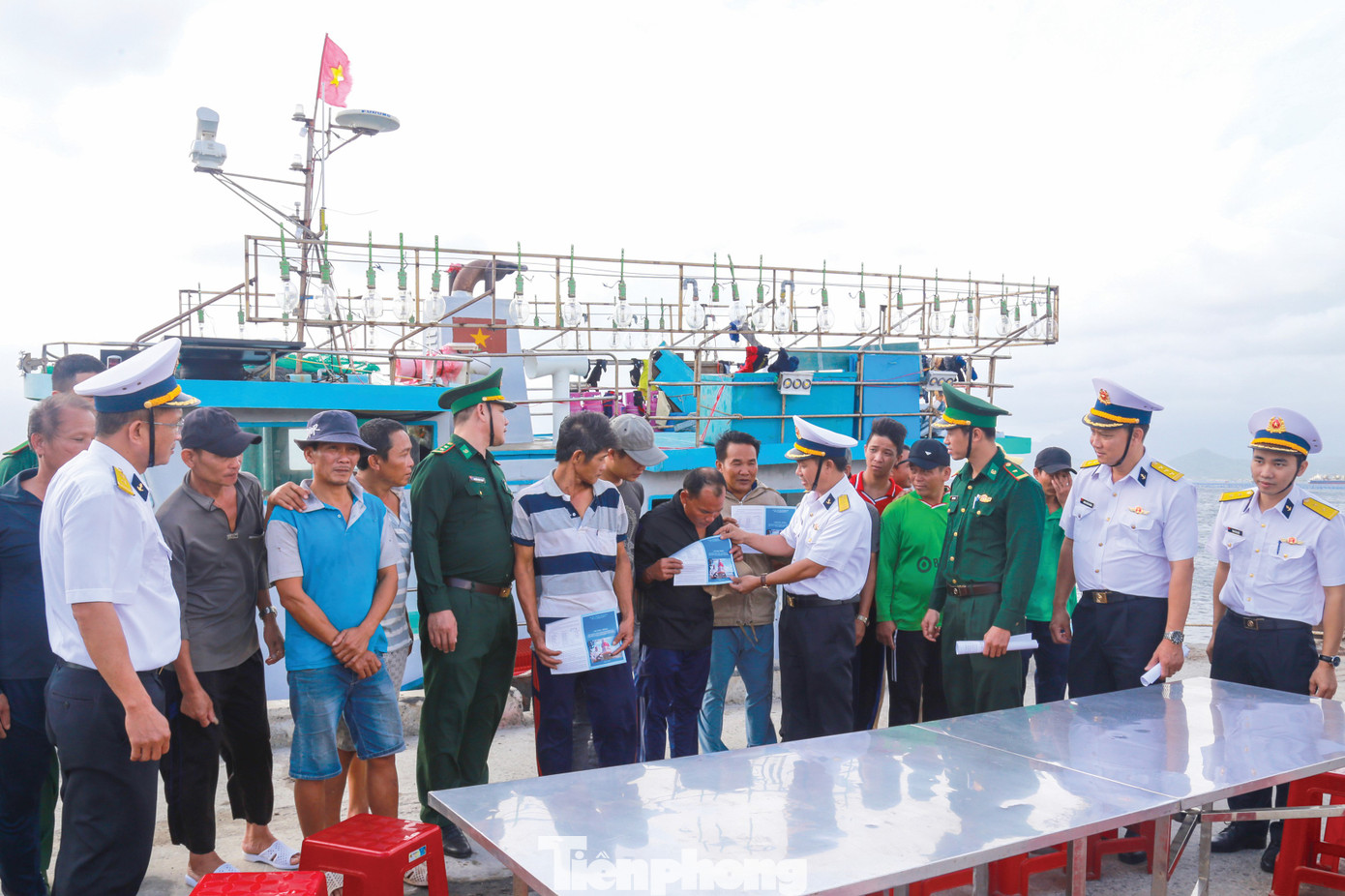 Các hoạt động giáo dục truyền thống, dân vận luôn được cán bộ, chiến sĩ Vùng 4 Hải quân tích cực triển khai thực hiện.