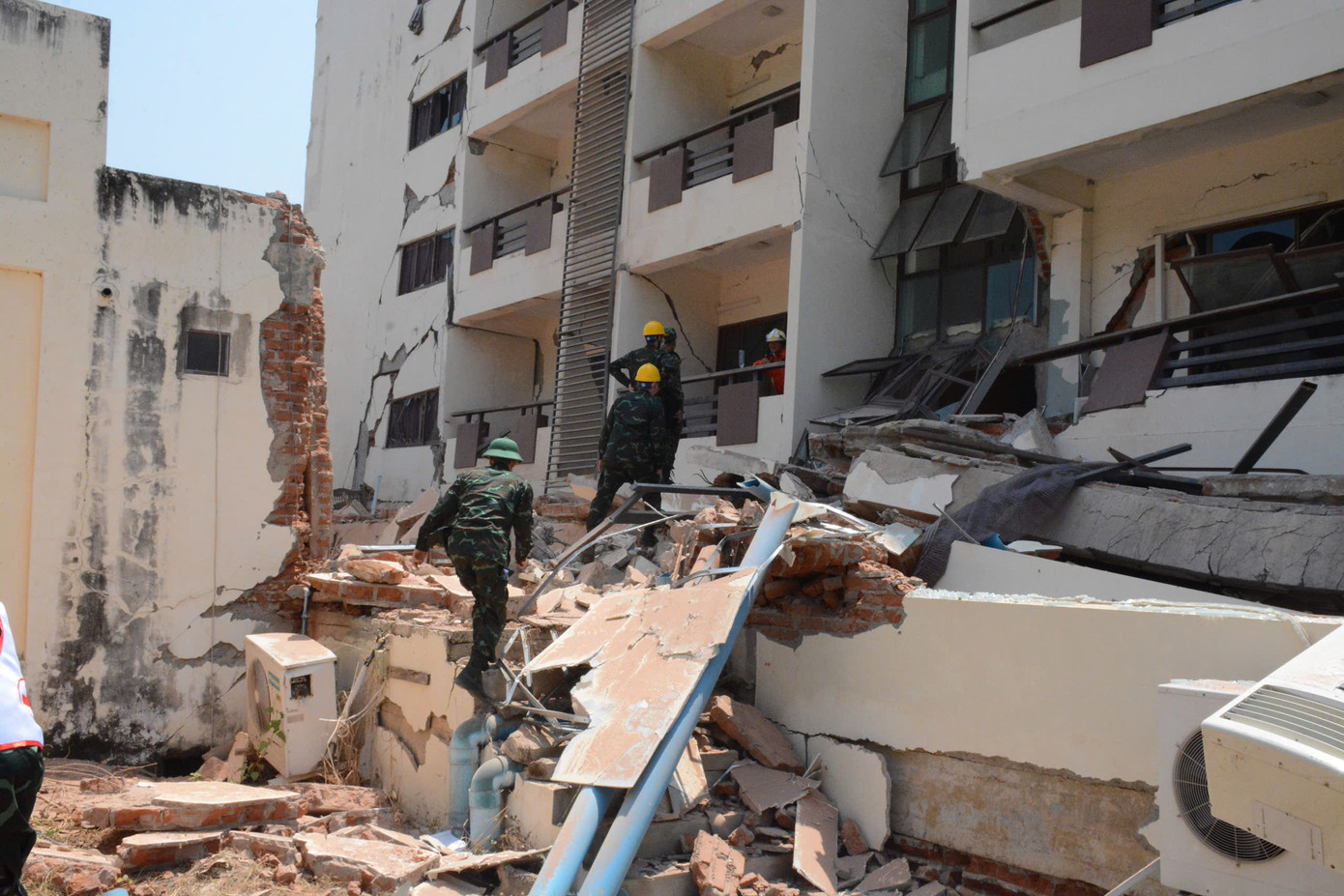 Một số hình ảnh lực lượng cứu hộ của Quân đội nhân dân Việt Nam đang tham gia khắc phục hậu quả động đất tại Myanmar. Một số hình ảnh lực lượng cứu hộ của Quân đội nhân dân Việt Nam đang tham gia khắc phục hậu quả động đất tại Myanmar.