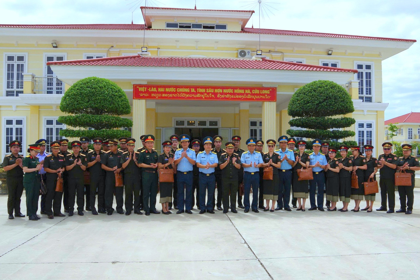 Đoàn tới tham quan, giao lưu với cán bộ, chiến sĩ Trung đoàn 929, Sư đoàn Không quân 372 thuộc Quân chủng Phòng không - Không quân, chiều 28/6.