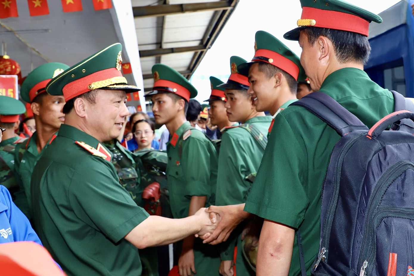 Ngày 6/6, Tổng cục Hậu cần - Kỹ thuật đã phối hợp với Bộ Tư lệnh Thủ đô Hà Nội, các cựu chiến binh, đoàn viên thanh niên và cán bộ, chiến sĩ lực lượng vũ trang Thủ đô tổ chức đón các đoàn diễu binh, diễu hành với hơn 1.600 quân nhân di chuyển ra Hà Nội bằng đường sắt để bước vào giai đoạn phối hợp tập luyện tổng thể cùng các lực lượng trong toàn quân. Ngày 6/6, Tổng cục Hậu cần - Kỹ thuật đã phối hợp với Bộ Tư lệnh Thủ đô Hà Nội, các cựu chiến binh, đoàn viên thanh niên và cán bộ, chiến sĩ lực lượng vũ trang Thủ đô tổ chức đón các đoàn diễu binh, diễu hành với hơn 1.600 quân nhân di chuyển ra Hà Nội bằng đường sắt để bước vào giai đoạn phối hợp tập luyện tổng thể cùng các lực lượng trong toàn quân.