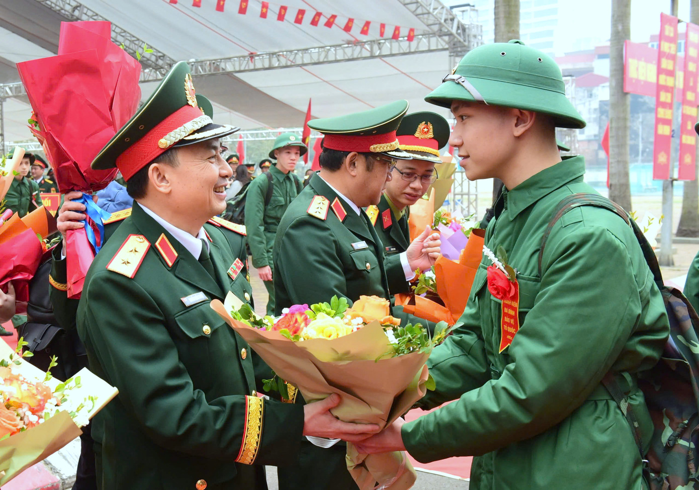 Trung tướng Nguyễn Quốc Duyệt - Tư lệnh Bộ tư lệnh Thủ đô Hà Nội, động viên thanh niên quận Ba Đình, Thành phố Hà Nội lên đường nhập ngũ.
