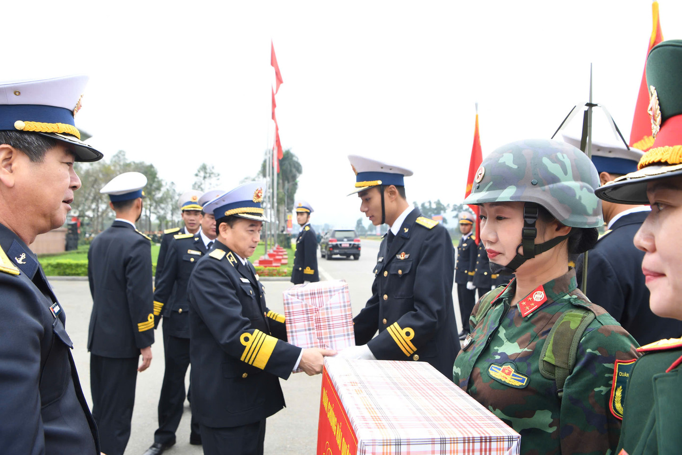 Dịp này, Tư lệnh Trần Thanh Nghiêm và chỉ huy các cơ quan chức năng của Quân chủng Hải quân đã trao quà động viên, tiếp sức các nam, nữ quân nhân hoàn thành tốt nhiệm vụ.