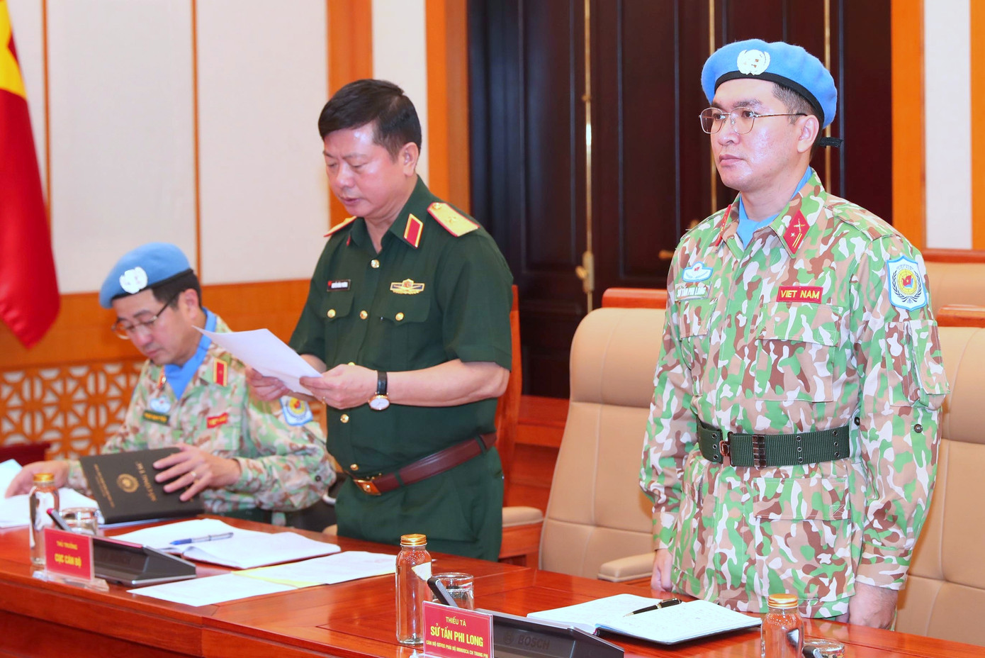 Thiếu tá Sử Tấn Phi Long (bên phải) nghe công bố Quyết định của Chủ tịch nước. Thiếu tá Sử Tấn Phi Long (bên phải) nghe công bố Quyết định của Chủ tịch nước.