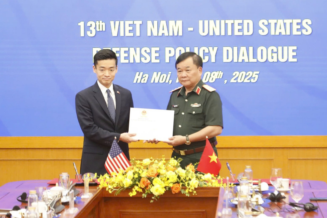 Hai bên bàn giao Hồ sơ kỷ vật chiến tranh và trao thư của Bộ trưởng Bộ Quốc phòng Việt Nam gửi Bộ trưởng Bộ Quốc phòng Mỹ