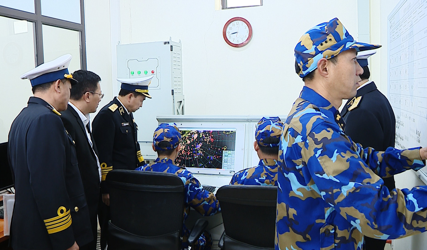 Tư lệnh Hải quân Trần Thanh Nghiêm kiểm tra kíp trực của Trạm ra đa 480. Tư lệnh Hải quân Trần Thanh Nghiêm kiểm tra kíp trực của Trạm ra đa 480.