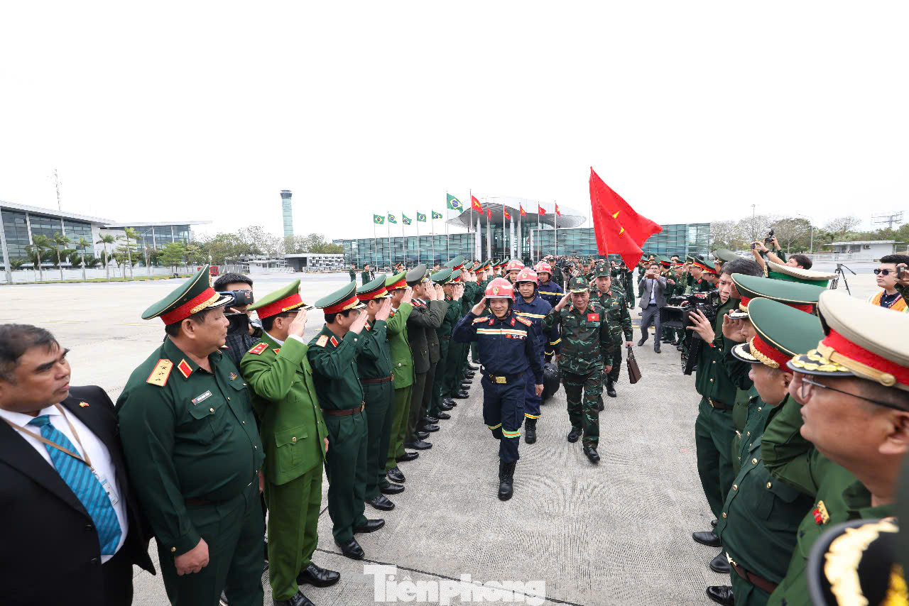 Lãnh đạo, chỉ huy các cơ quan, đơn vị đã có mặt tại sân bay Nội Bài để tiễn chân đoàn công tác của hai lực lượng Quân đội và Công an tới giúp Myanmar, chiều 30/3.