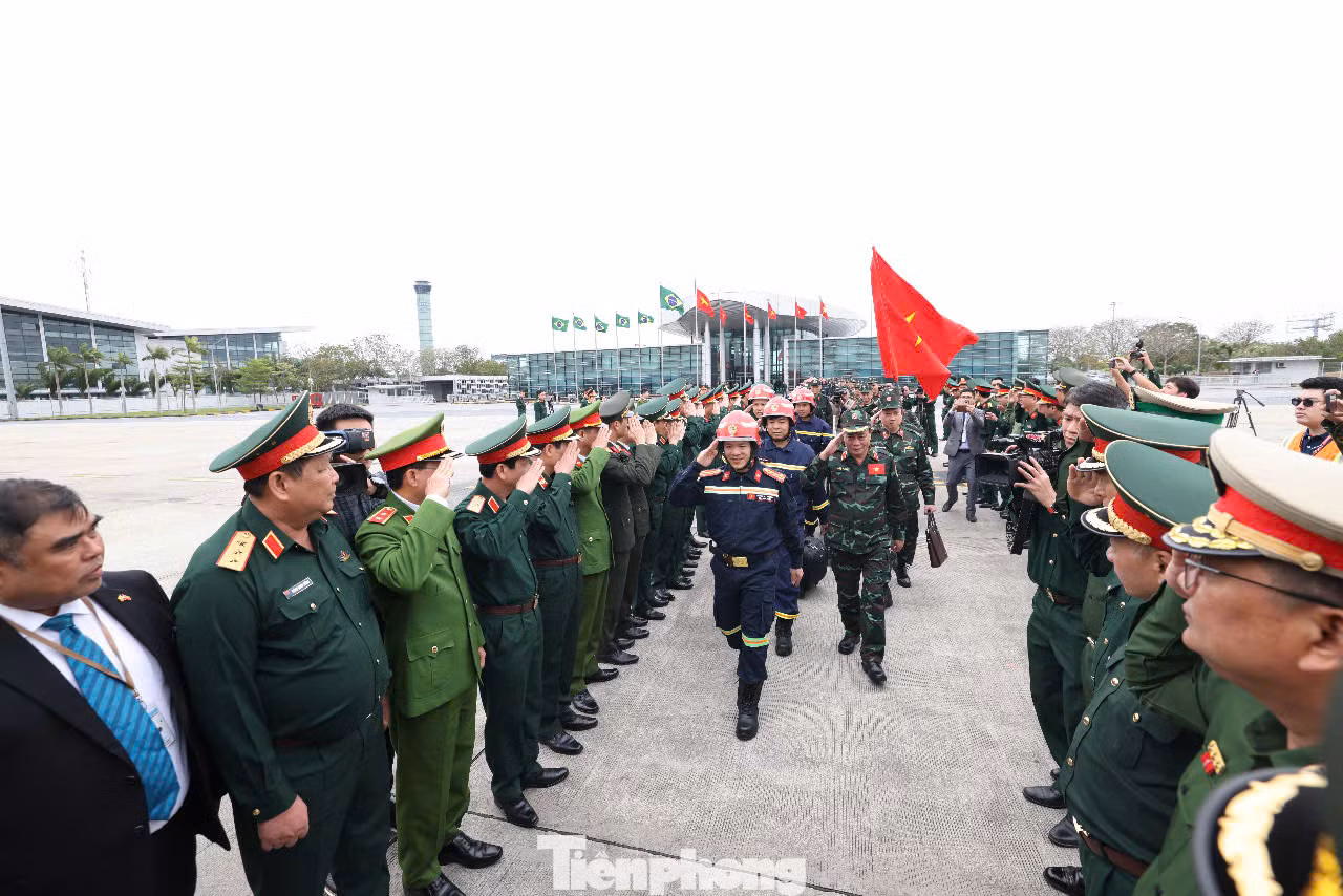 Lãnh đạo, chỉ huy các cơ quan, đơn vị đã có mặt tại sân bay Nội Bài để tiễn chân đoàn công tác của hai lực lượng Quân đội và Công an tới giúp Myanmar, chiều 30/3.