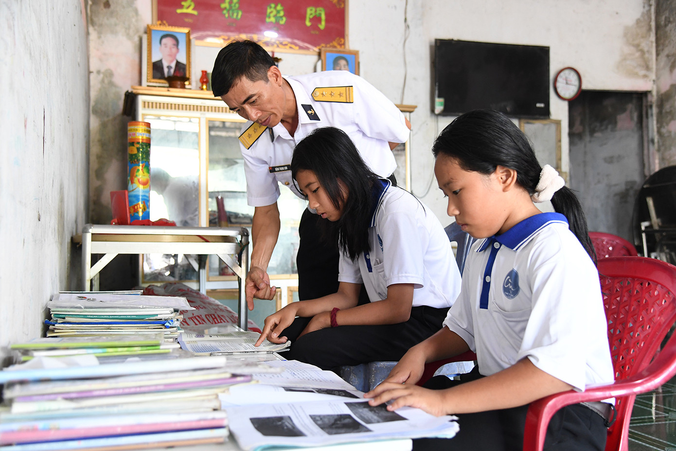 Chỉ huy Trung đoàn 551 (Vùng 5 Hải quân) động viên, thăm hỏi con ngư dân được đơn vị nhận đỡ đầu.