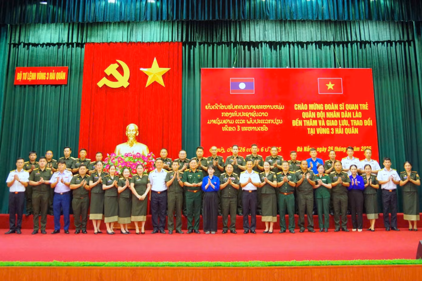 Đoàn sĩ quan trẻ QĐND Lào giao lưu với cán bộ, chiến sĩ Vùng 3 Hải quân.