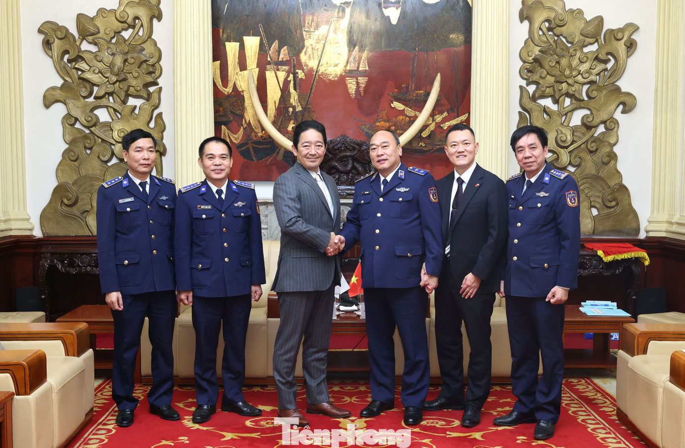 Trung tướng Lê Quang Đạo và Phó Đại sứ Nhật Bản Isamu Ishikawa cùng các đại biểu tham dự buổi tiếp.