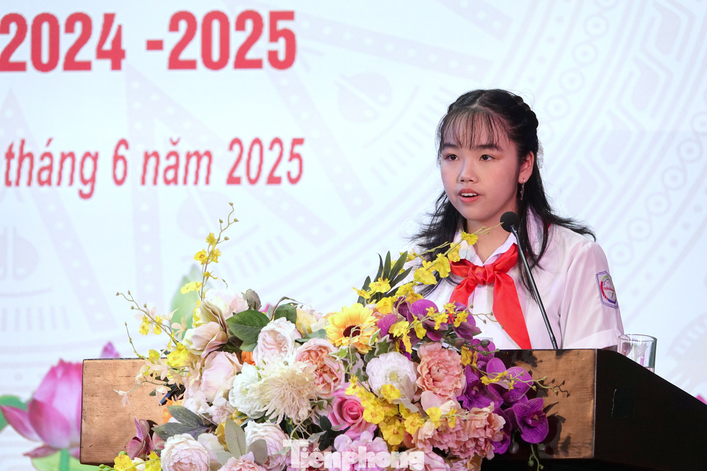 Phát biểu tại chương trình, em Trần Bảo Linh (Lớp 8A1, Trường THCS Trần Đăng Ninh; đại biểu dự Đại hội Cháu ngoan Bác Hồ Thành phố Hà Nội lần thứ XV và đoạt các giải thưởng cấp thành phố, quốc gia, quốc tế… trong năm học 2024-2025) chia sẻ sẽ quyết tâm, nỗ lực giành thêm nhiều thành tích trong học tập. Phát biểu tại chương trình, em Trần Bảo Linh (Lớp 8A1, Trường THCS Trần Đăng Ninh; đại biểu dự Đại hội Cháu ngoan Bác Hồ Thành phố Hà Nội lần thứ XV và đoạt các giải thưởng cấp thành phố, quốc gia, quốc tế… trong năm học 2024-2025) chia sẻ sẽ quyết tâm, nỗ lực giành thêm nhiều thành tích trong học tập.