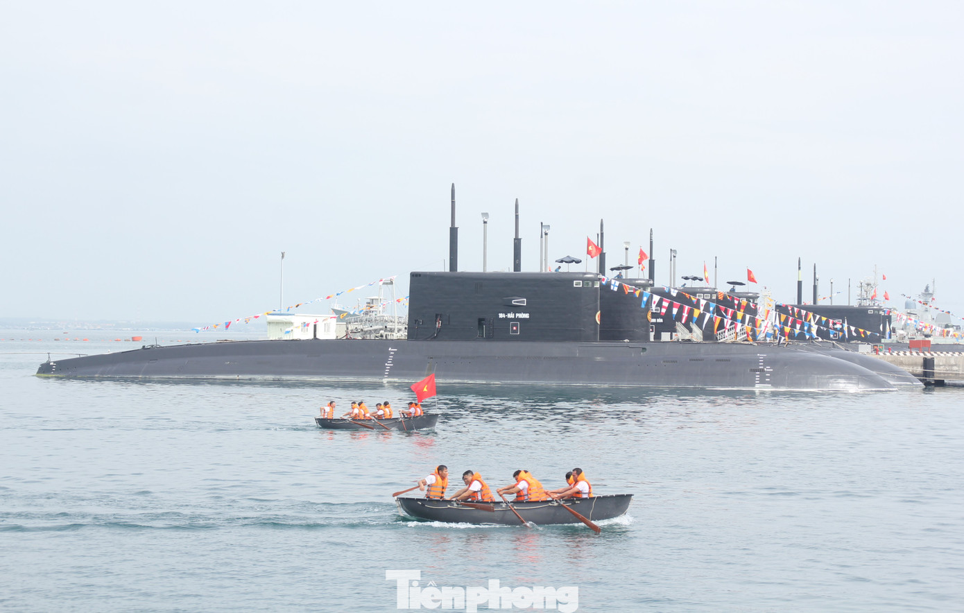 Thủy thủ Tàu ngầm 184 tham gia thi chèo xuồng trong Hội thi thể dục thể thao của Lữ đoàn 189.