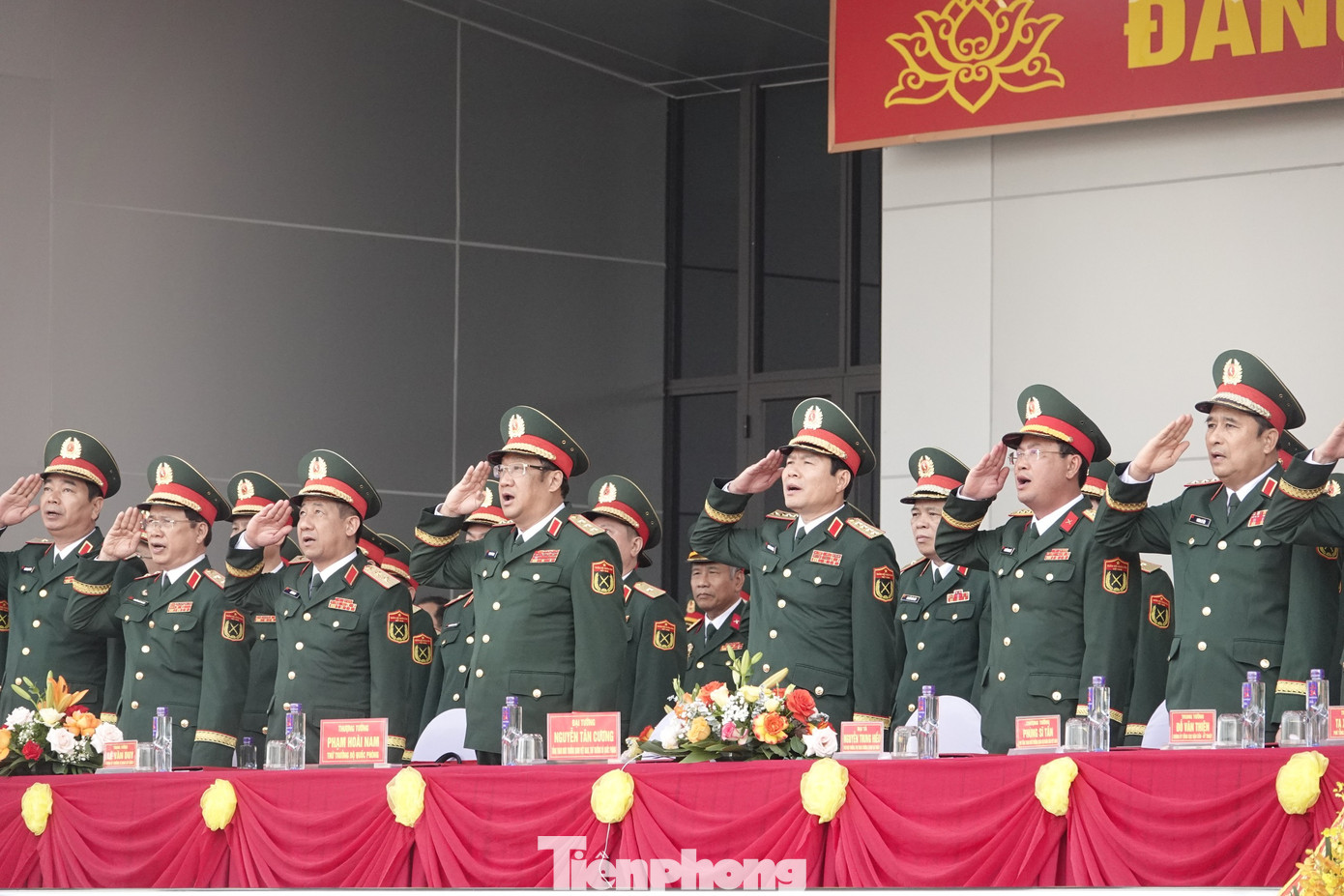 Các đại biểu dự lễ kỷ niệm làm lễ chào cờ.