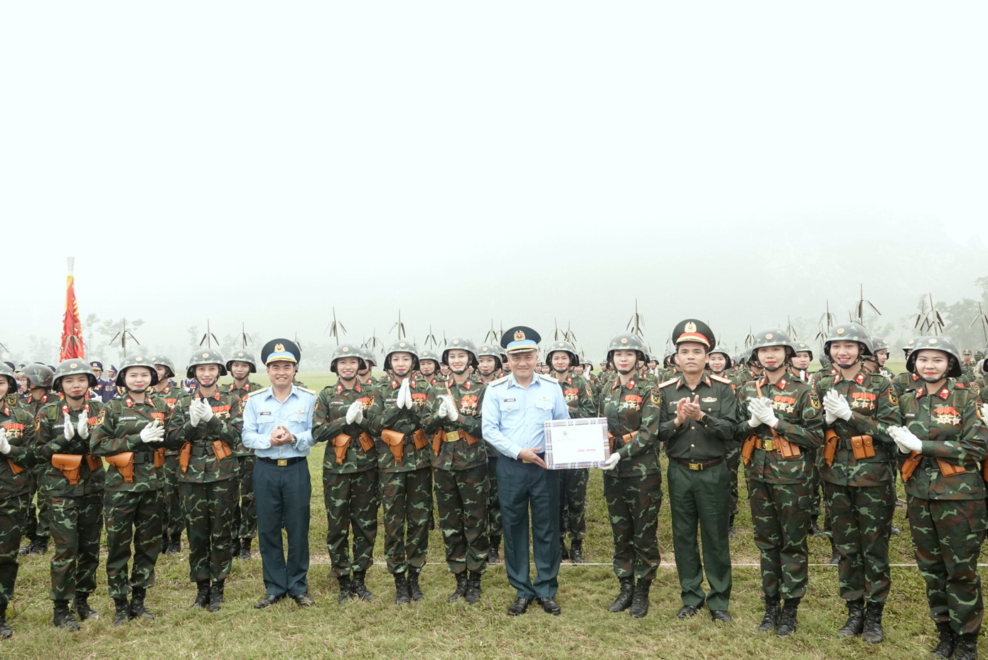 Cùng dự kiểm tra, Trung tướng Nguyễn Văn Hiền - Ủy viên Trung ương Đảng, Tư lệnh Quân chủng Phòng không - Không quân, trao quà động viên các khối tham gia hợp luyện diễu binh. Cùng dự kiểm tra, Trung tướng Nguyễn Văn Hiền - Ủy viên Trung ương Đảng, Tư lệnh Quân chủng Phòng không - Không quân, trao quà động viên các khối tham gia hợp luyện diễu binh.