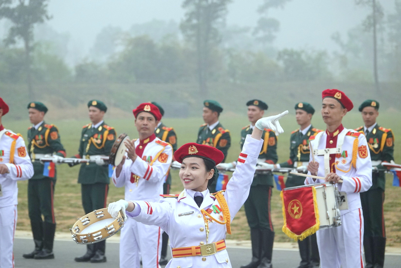 Đoàn Nghi lễ Quân đội biểu diễn xếp hình nghệ thuật trong tiết mục mở màn buổi hợp luyện tại TB4. Đoàn Nghi lễ Quân đội biểu diễn xếp hình nghệ thuật trong tiết mục mở màn buổi hợp luyện tại TB4.