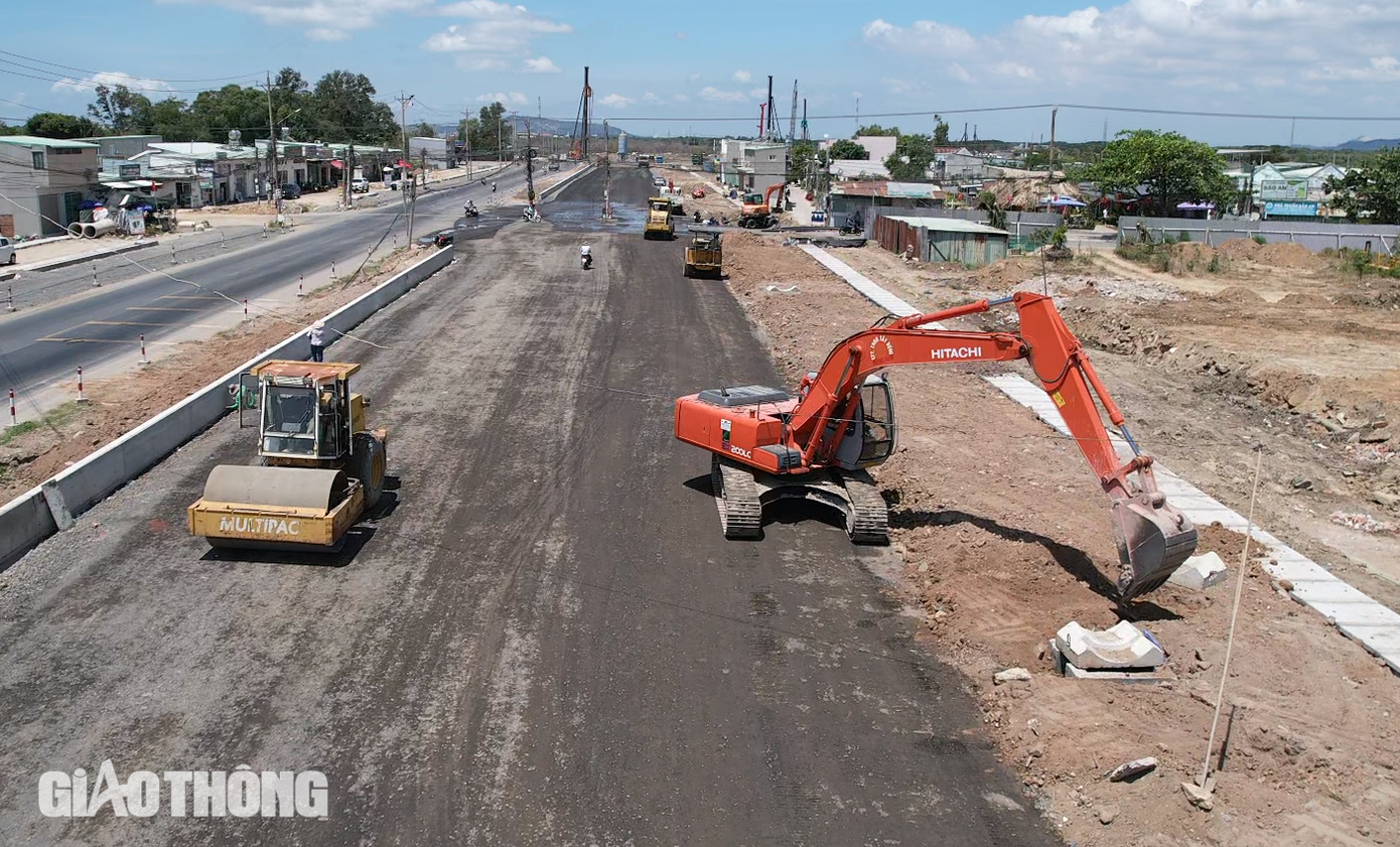 Theo quan sát của PV, không khí thi công diễn ra khẩn trương trên toàn tuyến. Kỹ sư, công nhân cùng hàng loạt thiết bị cơ giới đang tập trung để đẩy nhanh tiến độ.