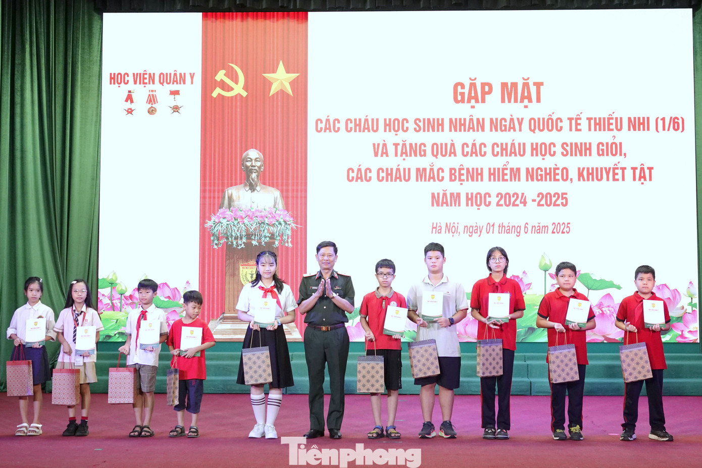 Thiếu tướng Nguyễn Văn Nam trao quà tặng các học sinh đoạt giải cấp quốc tế và cấp quốc gia trong năm học 2024-2025. Thiếu tướng Nguyễn Văn Nam trao quà tặng các học sinh đoạt giải cấp quốc tế và cấp quốc gia trong năm học 2024-2025.