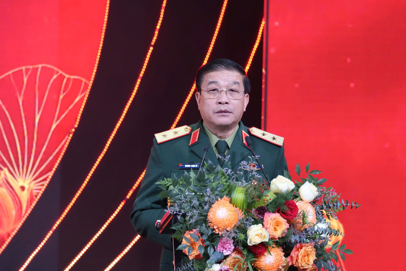 Trung tướng Trương Thiên Tô - Phó Chủ nhiệm Tổng cục Chính trị Quân đội nhân dân Việt Nam, phát động Cuộc thi báo chí với chủ đề “Vững bước dưới cờ Đảng”. Trung tướng Trương Thiên Tô - Phó Chủ nhiệm Tổng cục Chính trị Quân đội nhân dân Việt Nam, phát động Cuộc thi báo chí với chủ đề “Vững bước dưới cờ Đảng”.