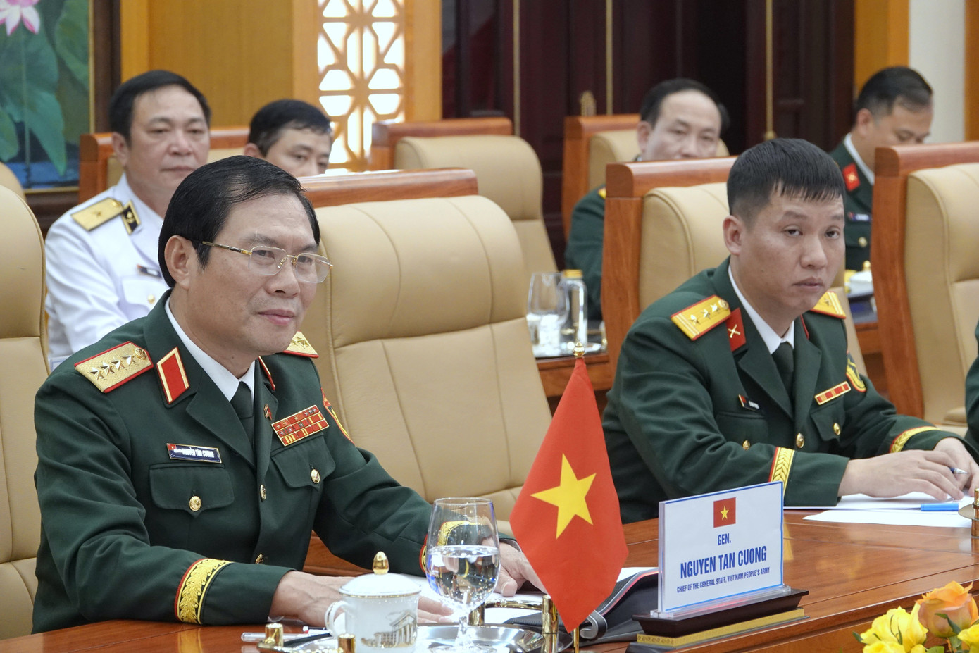 Đại tướng Nguyễn Tân Cương và Đại tướng Songwit Nunphakdee phát biểu tại hội đàm.