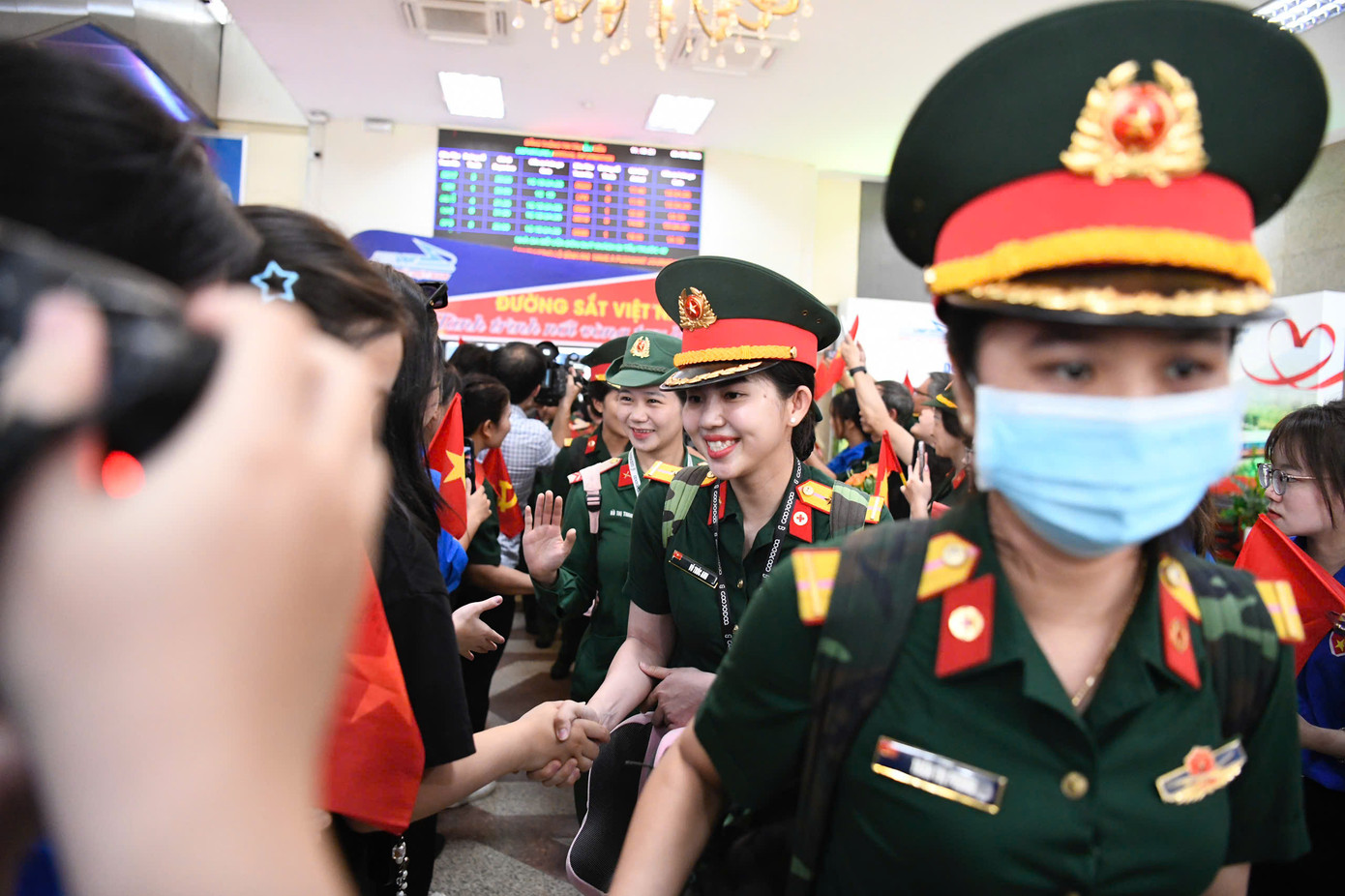 Khuôn viên ga Hà Nội ngập tràn tiếng nói cười, thăm hỏi như đón người thân trở về sau chặng đường xa.