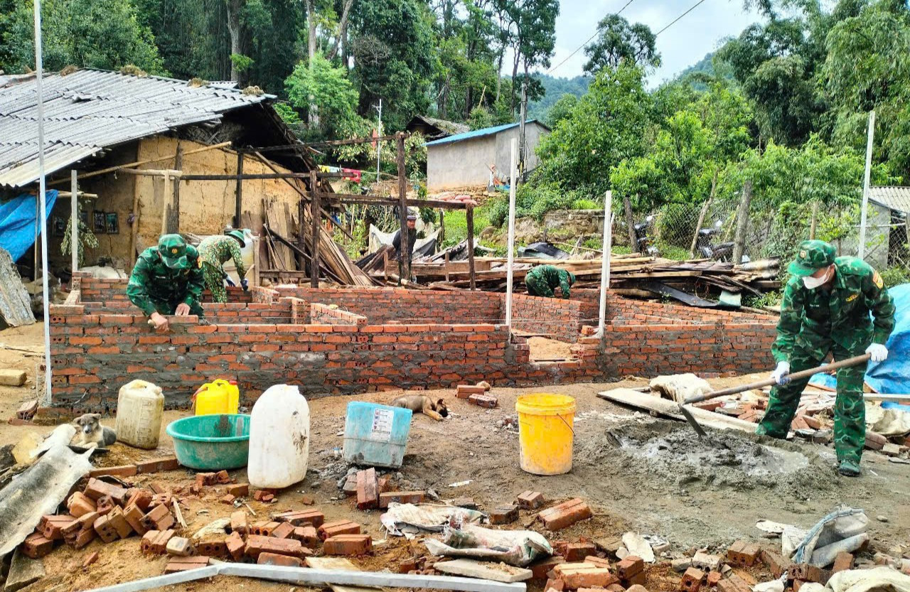 Đoàn viên đơn vị cơ sở Bộ đội Biên phòng Lai Châu tham gia phong trào xoá nhà tạm, nhà dột nát trên địa bàn năm 2025, góp phần giảm nghèo bền vững. Đoàn viên đơn vị cơ sở Bộ đội Biên phòng Lai Châu tham gia phong trào xoá nhà tạm, nhà dột nát trên địa bàn năm 2025, góp phần giảm nghèo bền vững.