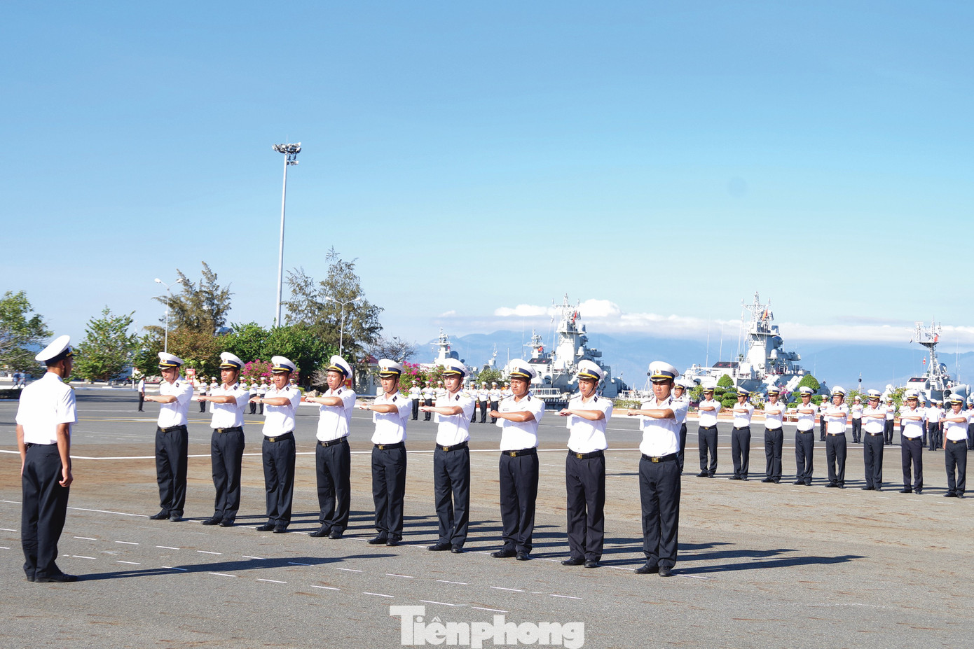 Huấn luyện điều lệnh đội ngũ tại quân cảng Cam Ranh.