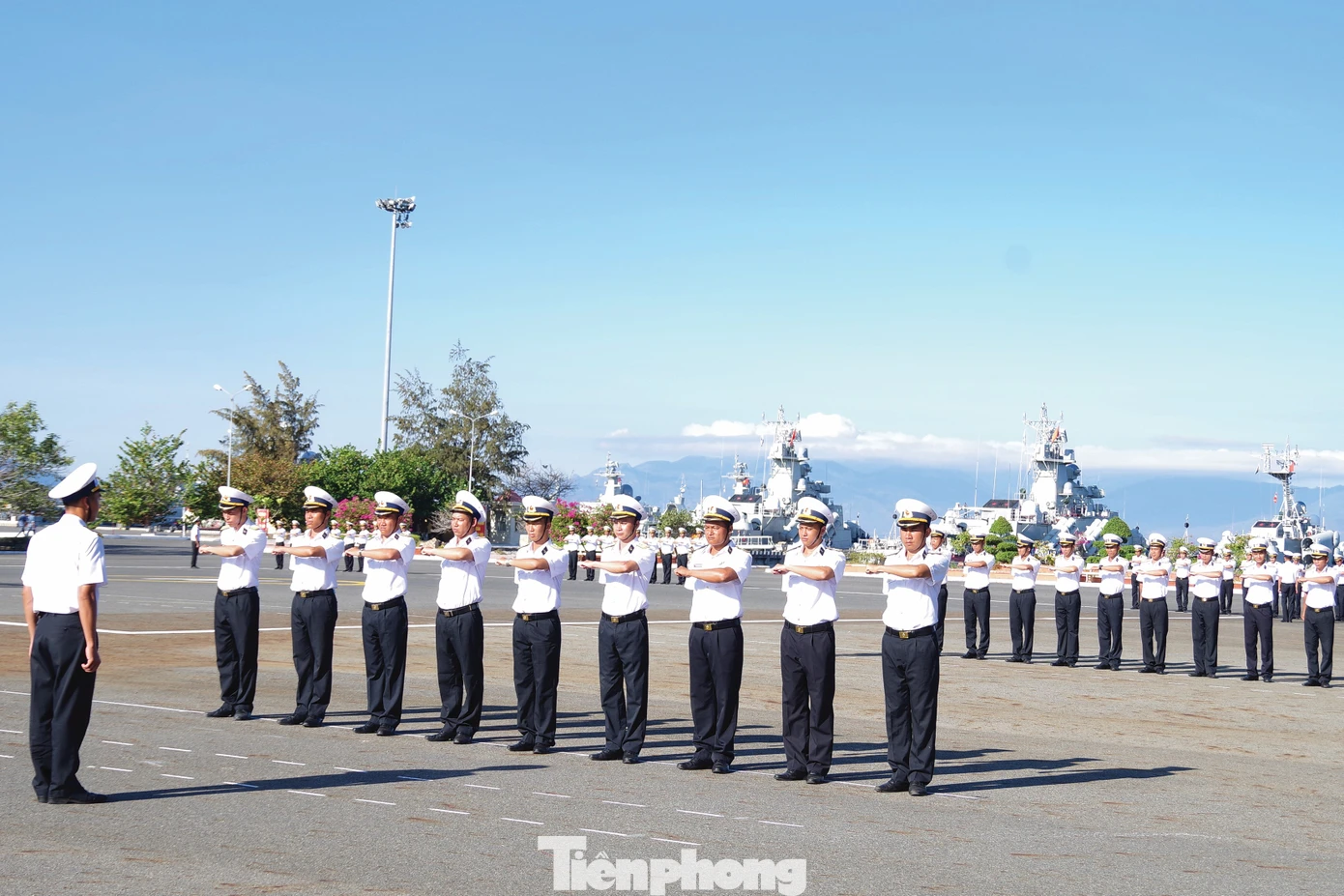 Huấn luyện điều lệnh đội ngũ tại quân cảng Cam Ranh.