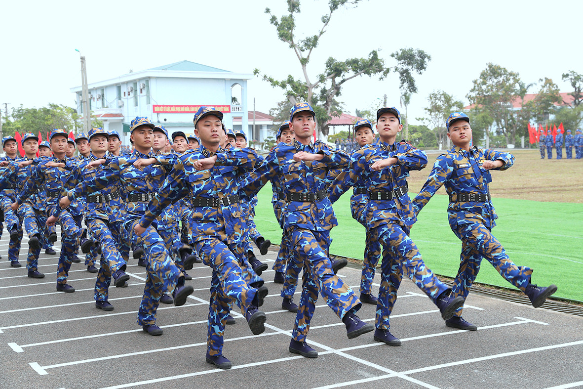 Cán bộ, chiến sĩ Lữ đoàn 147 duyệt đội ngũ tại Lễ ra quân huấn luyện.