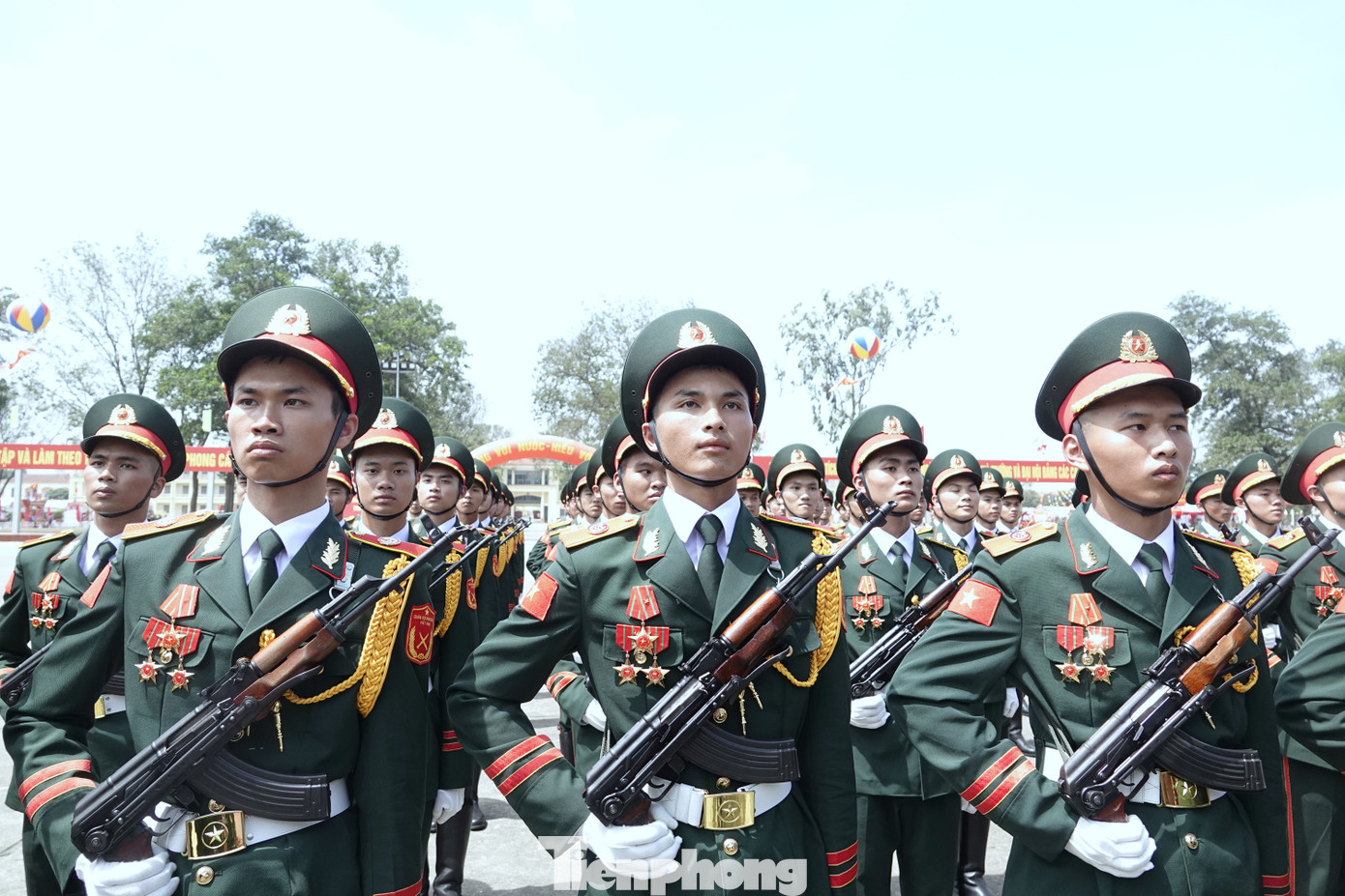 Khối duyệt binh hiện đang luyện tập với súng AK báng gập. Ảnh: Nguyễn Minh