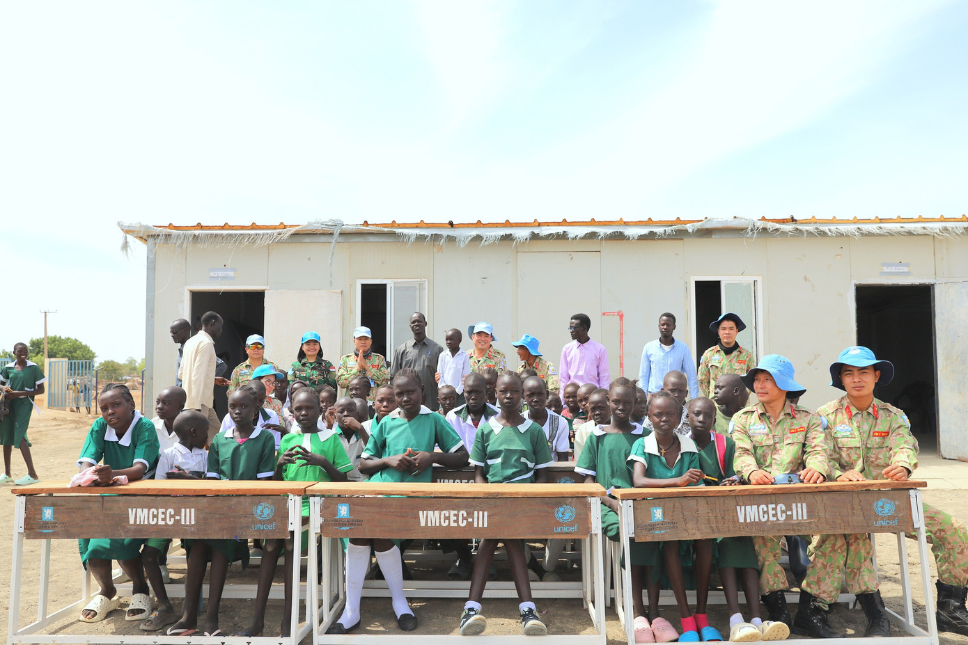 Thầy cô giáo và học sinh Abyei rất thích thú với món quà ý nghĩa do bộ đội Việt Nam trao tặng.