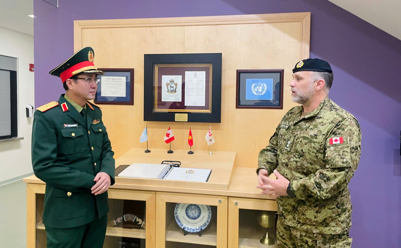 Thiếu tướng Phạm Mạnh Thắng - Cục trưởng Cục GGHB Việt Nam, trao đổi với đại diện cơ quan chức năng phía Canada trong chuyến thăm.